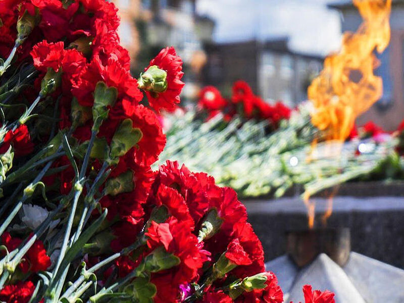 Возложение цветов, участие в митинге у памятников воинам, погибшим во время ВОВ..